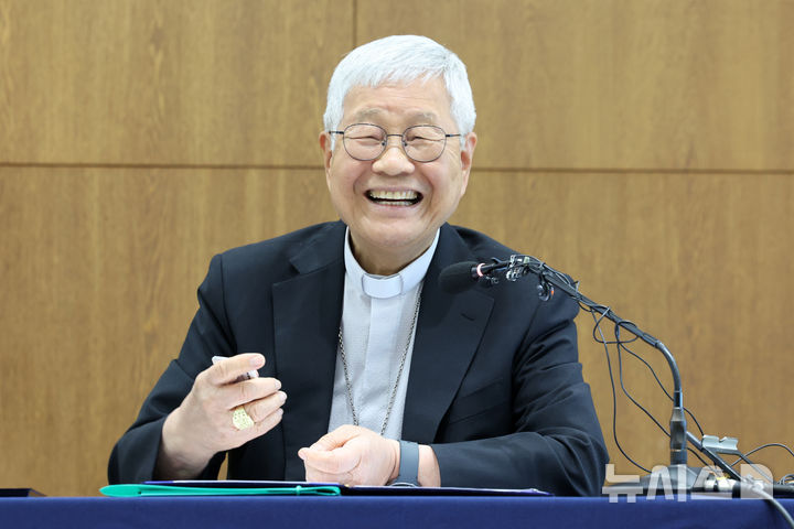 [서울=뉴시스] 박진희 기자 = 교황청 성직자부 장관인 유흥식 추기경이 3일 서울 광진구 한국천주교중앙협의회에서 방한 기자간담회를 하고 있다. 2026.07.03. pak7130@newsis.com