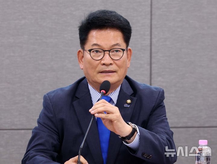 [서울=뉴시스] 고범준 기자 = 송영길 더불어민주당 의원이 3일 서울 여의도 국회 의원회관에서 열린 '평화·외교·안보 분야 평가와 과제: 이재명 정부 1년'에서 인사말을 하고 있다. 2026.07.03. bjko@newsis.com