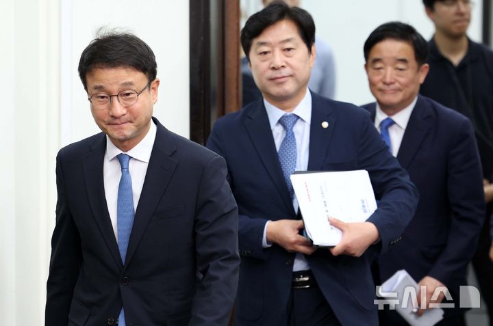 ㄹ[서울=뉴시스] 고범준 기자 = 한병도 더불어민주당 대표 직무대행 겸 원내대표가 3일 서울 여의도 국회에서 열린 최고위원회의에 입장하고 있다. 2026.07.03. bjko@newsis.com