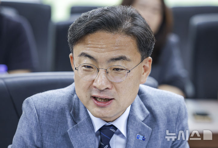 [서울=뉴시스] 정병혁 기자 = 신장식 조국혁신당 대표 권한대행이 3일 서울 영등포구 소상공인연합회에서 열린 조국혁신당-소상공인연합회 간담회에서 발언하고 있다. 2026.07.03. jhope@newsis.com