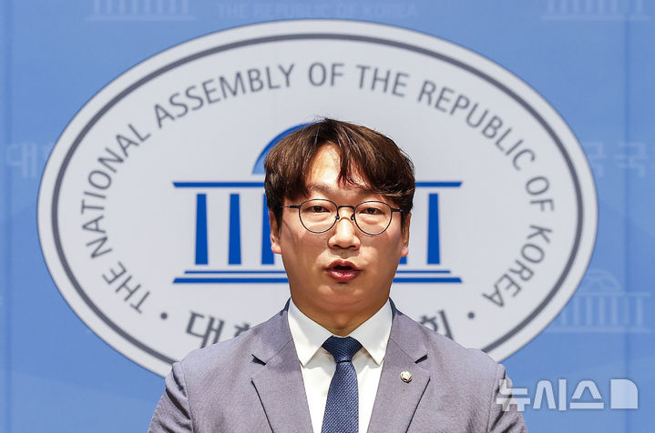 [서울=뉴시스] 정병혁 기자 = 모경종 더불어민주당 의원이 3일 서울 여의도 국회 소통관에서 정년연장 관련 청년 국회의원 기자회견을 하고 있다. 2026.07.03. jhope@newsis.com
