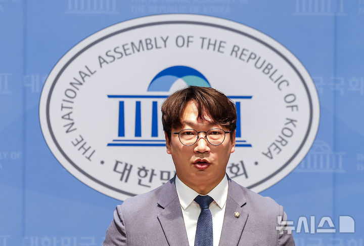 [서울=뉴시스] 정병혁 기자 = 모경종 더불어민주당 의원이 3일 서울 여의도 국회 소통관에서 정년연장 관련 청년 국회의원 기자회견을 하고 있다. 2026.07.03. jhope@newsis.com