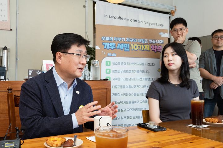 [서울=뉴시스] 김성환 기후에너지환경부 장관이 3일 서울 영등포구의 한 카페에서 세계 1회용 비닐봉투 없는 날을 맞아 자원순환 실천 캠페인에 참여한 시민들과 대화를 나누고 있다. (사진=기후에너지환경부 제공) 2026.07.03. photo@newsis.com *재판매 및 DB 금지