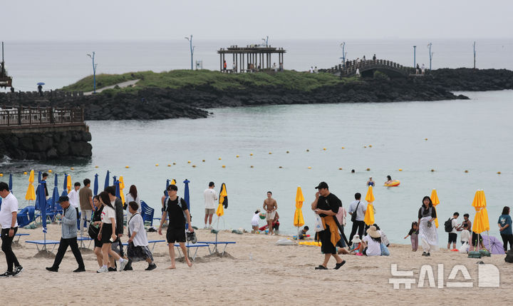 [제주=뉴시스] 우장호 기자 = 장마로 흐린 날씨를 보인 3일 오전 제주시 조천읍 함덕해수욕장이 한산한 모습을 보이고 있다. 기상청은 4일 늦은 밤까지 제주도에 30~80㎜, 중산간과 한라산 등 고지대에는 최대 120~150㎜의 폭우가 내릴 것으로 예보했다. 2026.07.03. woo1223@newsis.com