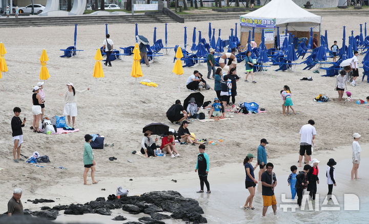 [제주=뉴시스] 우장호 기자 = 장마로 흐린 날씨를 보인 3일 오전 제주시 조천읍 함덕해수욕장이 한산한 모습을 보이고 있다. 기상청은 4일 늦은 밤까지 제주도에 30~80㎜, 중산간과 한라산 등 고지대에는 최대 120~150㎜의 폭우가 내릴 것으로 예보했다. 2026.07.03. woo1223@newsis.com