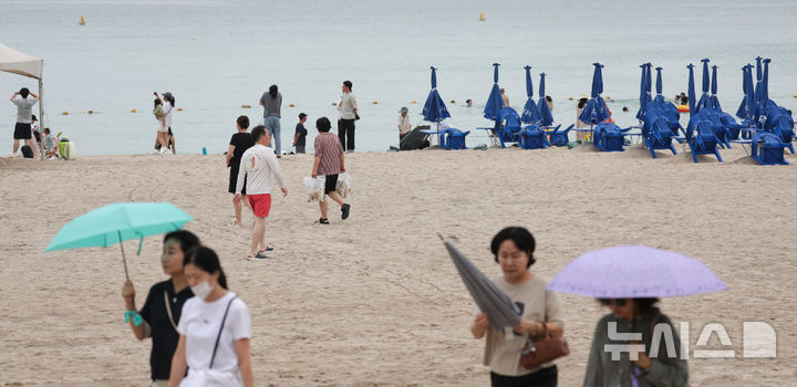 [제주=뉴시스] 우장호 기자 = 장마로 흐린 날씨를 보인 3일 오전 제주시 조천읍 함덕해수욕장이 한산한 모습을 보이고 있다. 기상청은 4일 늦은 밤까지 제주도에 30~80㎜, 중산간과 한라산 등 고지대에는 최대 120~150㎜의 폭우가 내릴 것으로 예보했다. 2026.07.03. woo1223@newsis.com