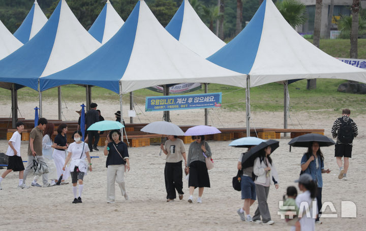 [제주=뉴시스] 우장호 기자 = 장마로 흐린 날씨를 보인 3일 오전 제주시 조천읍 함덕해수욕장이 한산한 모습을 보이고 있다. 기상청은 4일 늦은 밤까지 제주도에 30~80㎜, 중산간과 한라산 등 고지대에는 최대 120~150㎜의 폭우가 내릴 것으로 예보했다. 2026.07.03. woo1223@newsis.com