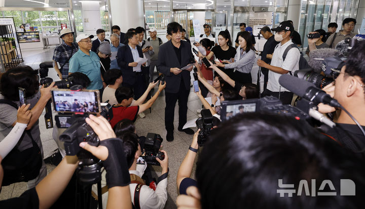 [서울=뉴시스] 김혜진 기자 = 김동연 배재학당총동창회 39대 회장이 3일 서울 송파구 대한야구소프트볼협회 회관을 찾아 탄원서를 낭독하고 있다. 2026.07.03. jini@newsis.com
