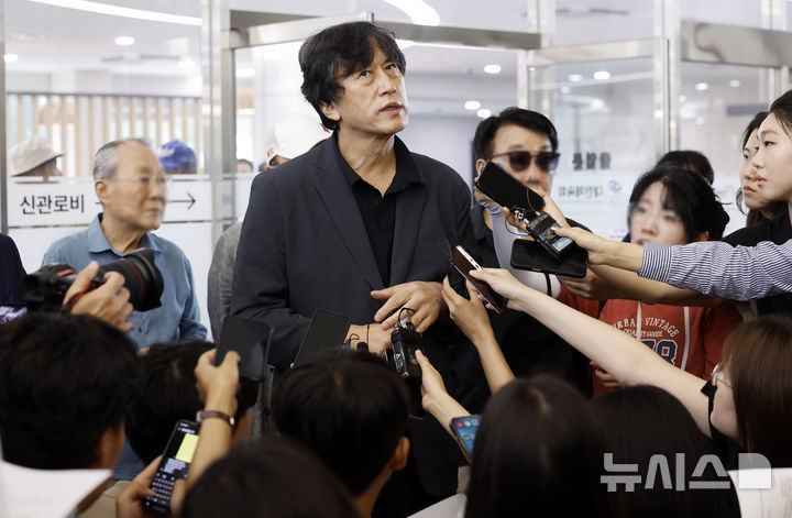 [서울=뉴시스] 김혜진 기자 = 김동연 배재학당총동창회 39대 회장이 3일 서울 송파구 대한야구소프트볼협회 회관을 찾아 탄원서를 낭독한 뒤 취재진의 질문에 답하고 있다. 2026.07.03. jini@newsis.com