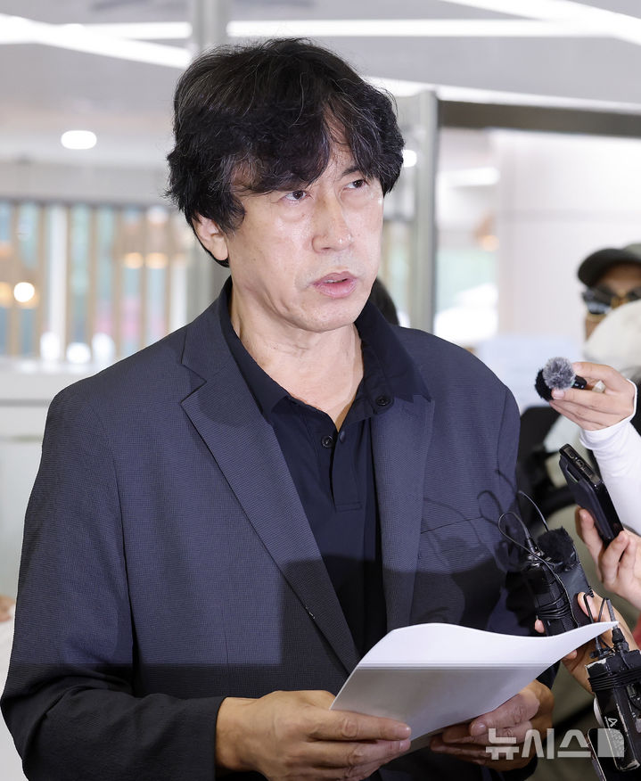 [서울=뉴시스] 김혜진 기자 = 김동연 배재학당총동창회 39대 회장이 3일 서울 송파구 대한야구소프트볼협회 회관을 찾아 탄원서를 낭독하고 있다. 2026.07.03. jini@newsis.com