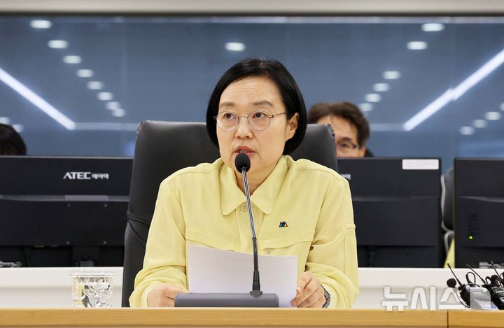 [서울=뉴시스] 고범준 기자 = 한성숙 신임 국무총리가 3일 서울 서초구 한강홍수통제소 상황실를 방문해 홍수 대응체계 점검을 하며 발언하고 있다. 2026.07.03. bjko@newsis.com