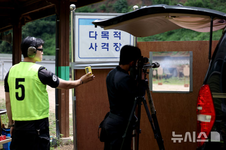 [서울=뉴시스] 김진아 기자 = 3일 서울 서초구 경찰특공대에서 열린 제20회 경찰특공대 전술평가대회에서 저격수 능력 평가에 참가한 대원들이 저격총으로 사격을 하고 있다. 2026.07.03. bluesoda@newsis.com