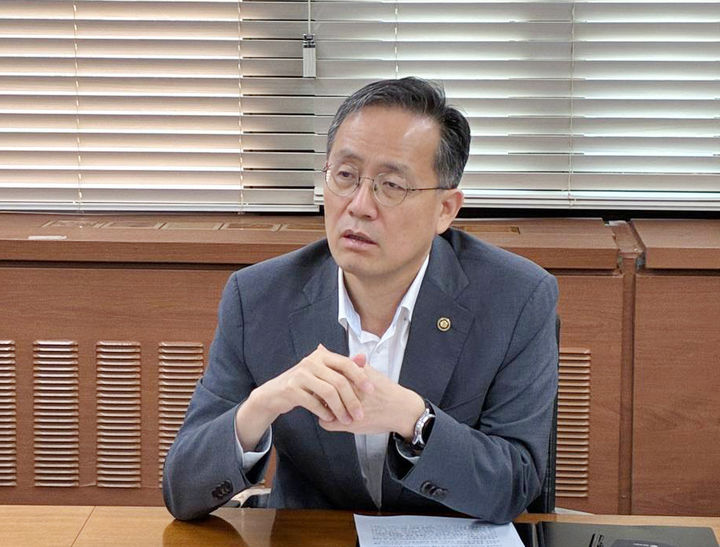 [서울=뉴시스] 이형일 재정경제부 차관이 3일 오후 서울 종로구 정부서울청사에서 홈플러스 관련 관계기관 전담반(TF) 회의를 주재하고 있다. (사진=재정경제부 제공) 2026.07.03. photo@newsis.com *재판매 및 DB 금지
