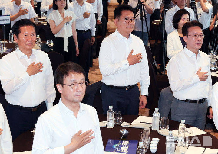 [서울=뉴시스] 고범준 기자 = 한병도 더불어민주당 대표 직무대행 겸 원내대표가 3일 서울 용산 서울드래곤시티호텔에서 열린 더불어민주당 후반기 국회 대비 국회의원 워크숍에서 국기에 경례하고 있다. 두번째줄 왼쪽부터 정청래, 송영길, 김민석 의원. 2026.07.03. bjko@newsis.com