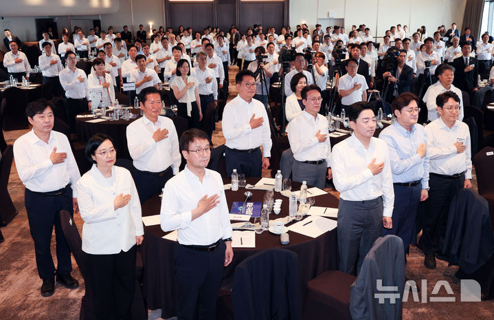 [서울=뉴시스] 고범준 기자 = 한병도 더불어민주당 대표 직무대행 겸 원내대표가 3일 서울 용산 서울드래곤시티호텔에서 열린 더불어민주당 후반기 국회 대비 국회의원 워크숍에서 국기에 경례하고 있다. 2026.07.03. bjko@newsis.com