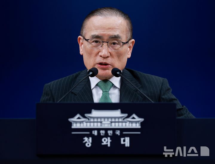 [서울=뉴시스] 조성봉 기자 = 위성락 국가안보실장이 3일 청와대 춘추관에서 이재명 대통령의 NATO 정상회의 참석 및 몽골 국빈 방문 관련 사전 브리핑을 하고 있다.(청와대통신사진기자단) 2026.07.03. suncho21@newsis.com