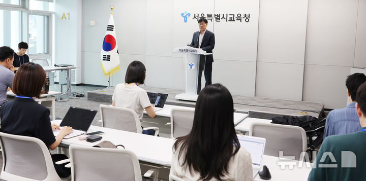 [서울=뉴시스] 박주성 기자 = 김허중 서울시교육청 체육건강예술교육 과장이 3일 오후 서울시교육청 브리핑룸에서 배재고 야구부 관련 브리핑을 하고 있다. 향후 교육감을 포함한 배재고 방문단(교직원, 지도자, 학생선수, 학부모 등)이 광주를 방문하여 사과, 5.18묘역 참배, 역사교육 등을 실시할 예정이라고 밝혔다. 2026.07.03. park7691@newsis.com