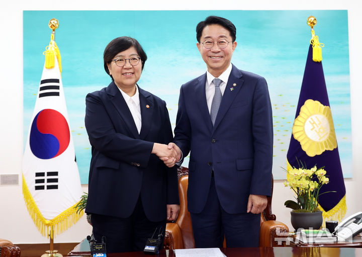 [서울=뉴시스] 최진석 기자 = 조정식(오른쪽) 국회의장이 3일 여의도 국회에서 정은경 보건복지부 장관을 접견하며 기념촬영하고 있다. 2026.07.03. myjs@newsis.com