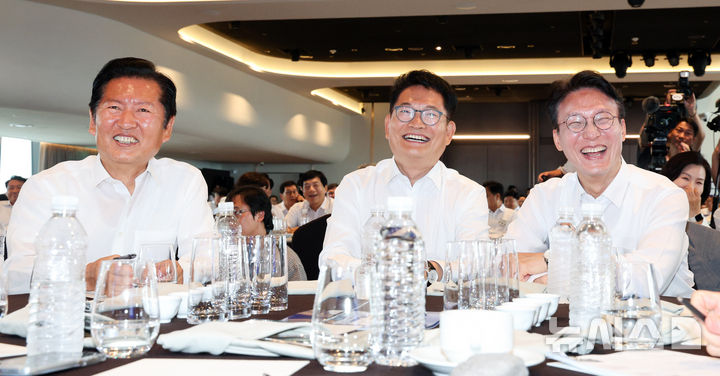 [서울=뉴시스] 고범준 기자 = 정청래(왼쪽부터), 송영길, 김민석 더불어민주당 의원이 3일 서울 용산 서울드래곤시티호텔에서 열린 더불어민주당 후반기 국회 대비 국회의원 워크숍에 참석해 미소짓고 있다. 2026.07.03. bjko@newsis.com