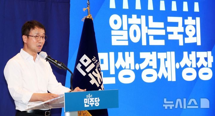 [서울=뉴시스] 고범준 기자 = 한병도 더불어민주당 대표 직무대행 겸 원내대표가 3일 서울 용산구 서울드래곤시티호텔에서 열린 후반기 국회 대비 국회의원 워크숍에서 인사말을 하고 있다. 2026.07.03. bjko@newsis.com