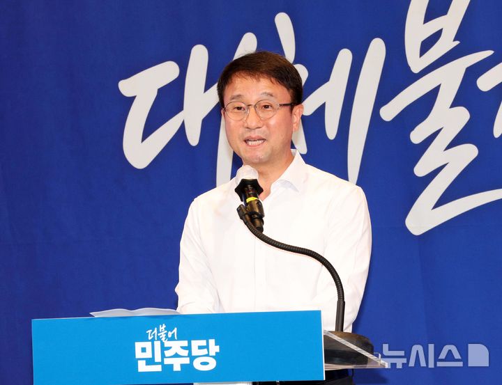 [서울=뉴시스] 고범준 기자 = 한병도 더불어민주당 대표 직무대행 겸 원내대표가 3일 서울 용산구 서울드래곤시티호텔에서 열린 후반기 국회 대비 국회의원 워크숍에서 인사말을 하고 있다. 2026.07.03. bjko@newsis.com