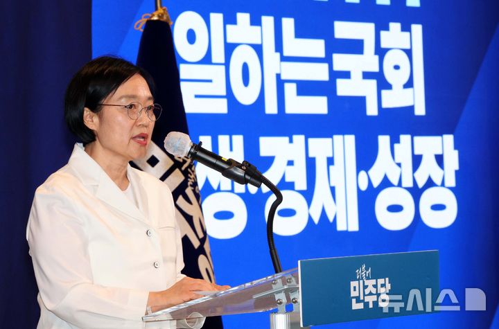 [서울=뉴시스] 고범준 기자 = 한성숙 국무총리가 3일 서울 용산 서울드래곤시티호텔에서 열린 더불어민주당 후반기 국회 대비 국회의원 워크숍에서 인사말을 하고 있다. 2026.07.03. bjko@newsis.com