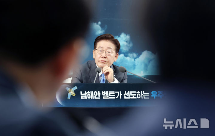 [진주=뉴시스] 조성봉 기자 = 이재명 대통령이 3일 경남 진주에서 열린 제5회 국가우주위원회 회의에서 참석자의 발언을 듣고 있다. 2026.07.03. suncho21@newsis.com