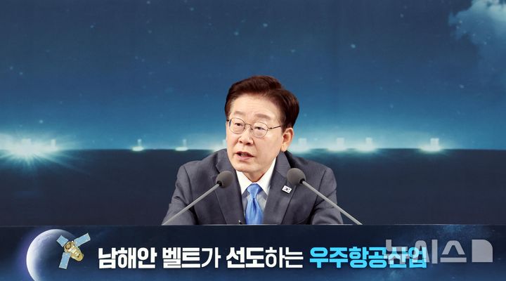 [진주=뉴시스] 조성봉 기자 = 이재명 대통령이 3일 경남 진주에서 열린 제5회 국가우주위원회 회의에서 발언을 하고 있다. 2026.07.03. suncho21@newsis.com