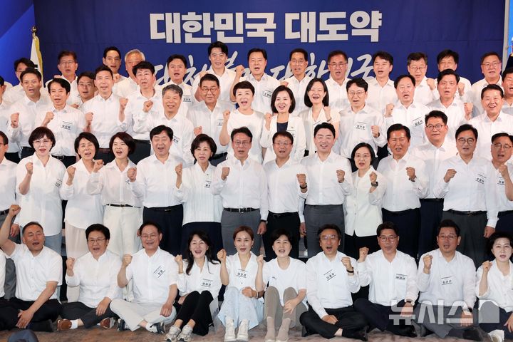 [서울=뉴시스] 고범준 기자 = 한병도 더불어민주당 대표 직무대행 겸 원내대표가 3일 서울 용산 서울드래곤시티호텔에서 열린 더불어민주당 후반기 국회 대비 국회의원 워크숍에서 의원들을 비롯한 참석자들과 기념촬영을 하고 있다. 2026.07.03. bjko@newsis.com