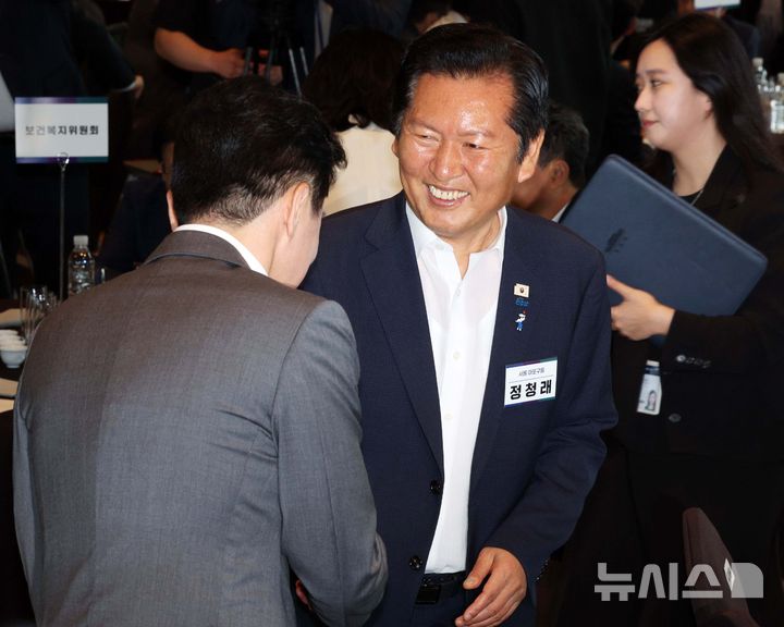 [서울=뉴시스] 고범준 기자 = 정청래 전 더불어민주당 대표가 3일 서울 용산구 서울드래곤시티호텔에서 열린 후반기 국회 대비 국회의원 워크숍에서 강훈식 비서실장과 악수하고 있다. 2026.07.03. bjko@newsis.com