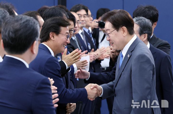 [진주=뉴시스] 조성봉 기자 = 이재명 대통령이 3일 경남 진주에서 열린 영남권 첨단산업 발전비전 국민보고회에 입장하며 전재수 부산시장과 인사하고 있다. 2026.07.03. suncho21@newsis.com