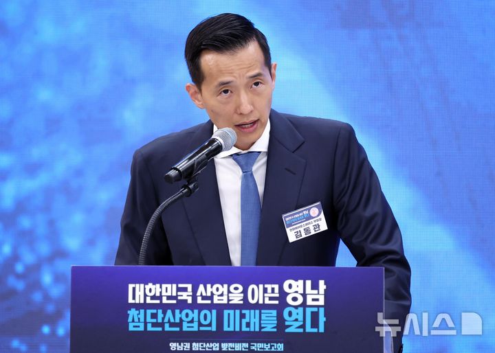 [진주=뉴시스] 조성봉 기자 = 김동관 한화그룹 부회장이 3일 경남 진주에서 열린 영남권 첨단산업 발전비전 국민보고회에서 투자계획을 발표하고 있다. 2026.07.03. suncho21@newsis.com