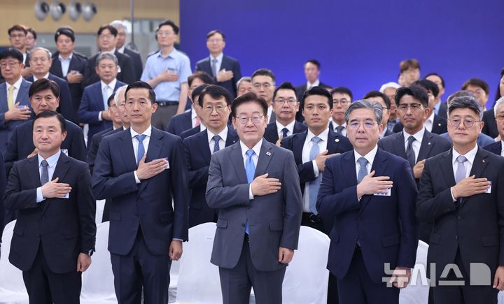 [진주=뉴시스] 조성봉 기자 = 이재명 대통령이 3일 경남 진주에서 열린 영남권 첨단산업 발전비전 국민보고회에서 국민의례를 하고 있다. 2026.07.03. suncho21@newsis.com