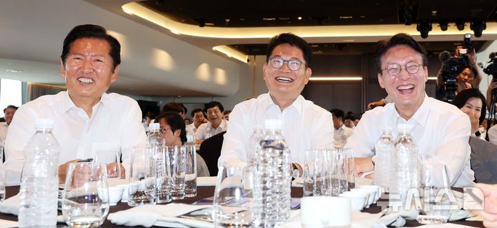 [서울=뉴시스] 고범준 기자 = 정청래(왼쪽부터), 송영길, 김민석 더불어민주당 의원이 3일 서울 용산 서울드래곤시티호텔에서 열린 더불어민주당 후반기 국회 대비 국회의원 워크숍에 참석해 자리하고 있다. 2026.07.03. bjko@newsis.com