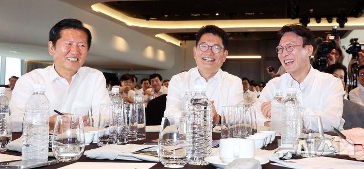 [서울=뉴시스] 고범준 기자 = 정청래(왼쪽부터), 송영길, 김민석 더불어민주당 의원이 3일 서울 용산 서울드래곤시티호텔에서 열린 더불어민주당 후반기 국회 대비 국회의원 워크숍에 참석해 자리하고 있다. 2026.07.03. bjko@newsis.com
