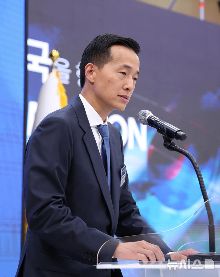 [진주=뉴시스] 조성봉 기자 = 김동관 한화그룹 부회장이 3일 경남 진주에서 열린 영남권 첨단산업 발전비전 국민보고회에서 투자계획을 발표하고 있다. 2026.07.03. suncho21@newsis.com