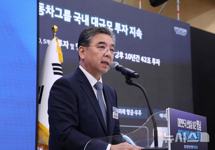 [진주=뉴시스] 조성봉 기자 = 장재훈 현대차그룹 부회장이 3일 경남 진주에서 열린 영남권 첨단산업 발전비전 국민보고회에서 투자계획을 발표하고 있다. 2026.07.03. suncho21@newsis.com