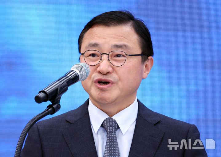 [진주=뉴시스] 조성봉 기자 = 노태문 삼성전자 대표가 3일 경남 진주에서 열린 영남권 첨단산업 발전비전 국민보고회에서 투자계획을 발표하고 있다. 2026.07.03. suncho21@newsis.com