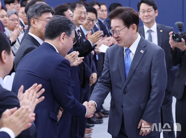 [진주=뉴시스] 조성봉 기자 = 이재명 대통령이 3일 경남 진주에서 열린 영남권 첨단산업 발전비전 국민보고회에 입장하며 장재훈 현대차그룹 부회장과 악수하고 있다. 2026.07.03. suncho21@newsis.com