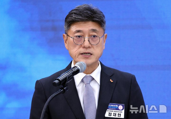 [진주=뉴시스] 조성봉 기자 = 정재헌 SK텔레콤 사장이 3일 경남 진주에서 열린 영남권 첨단산업 발전비전 국민보고회에서 투자계획을 발표하고 있다. 2026.07.03. suncho21@newsis.com