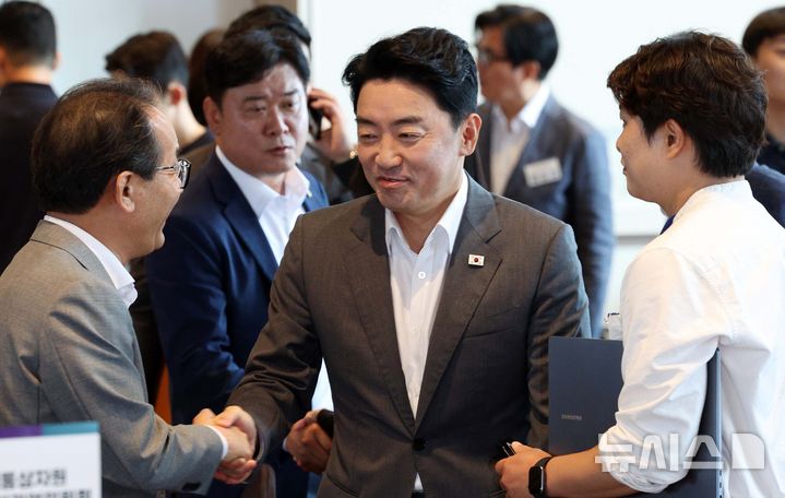 [서울=뉴시스] 고범준 기자 = 강훈식 비서실장이 3일 서울 용산구 서울드래곤시티호텔에서 열린 후반기 국회 대비 국회의원 워크숍에서 참석자들과 악수하고 있다. 2026.07.03. bjko@newsis.com
