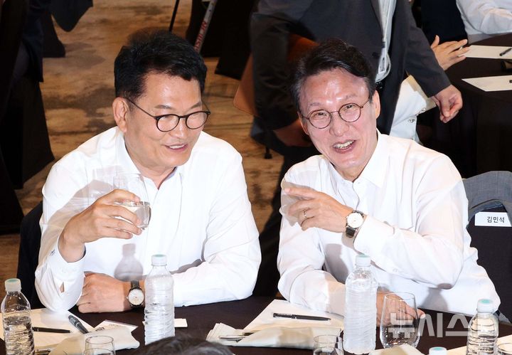 [서울=뉴시스] 고범준 기자 = 김민석 전 국무총리와 송영길 더불어민주당 의원이 3일 서울 용산구 서울드래곤시티호텔에서 열린 후반기 국회 대비 국회의원 워크숍에서 대화를 하고 있다. 2026.07.03. bjko@newsis.com