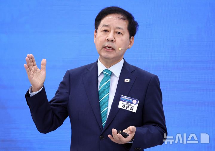 [진주=뉴시스] 조성봉 기자 = 구윤철 부총리 겸 재정경제부 장관이 3일 경남 진주에서 열린 영남권 첨단산업 발전비전 국민보고회에서 영남권 산업발전 비전을 발표하고 있다. 2026.07.03. suncho21@newsis.com