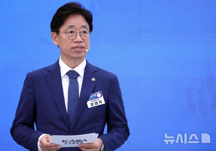 [진주=뉴시스] 조성봉 기자 = 오태석 우주항공청장이 3일 경남 진주에서 열린 영남권 첨단산업 발전비전 국민보고회에서 우주항공산업 육성전략을 발표하고 있다. 2026.07.03. suncho21@newsis.com