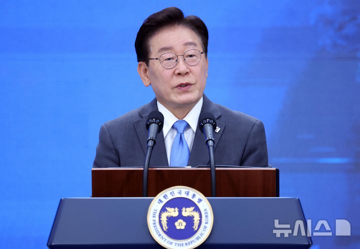 [진주=뉴시스] 조성봉 기자 = 이재명 대통령이 3일 경남 진주에서 열린 영남권 첨단산업 발전비전 국민보고회에서 축사를 하고 있다. 2026.07.03. suncho21@newsis.com