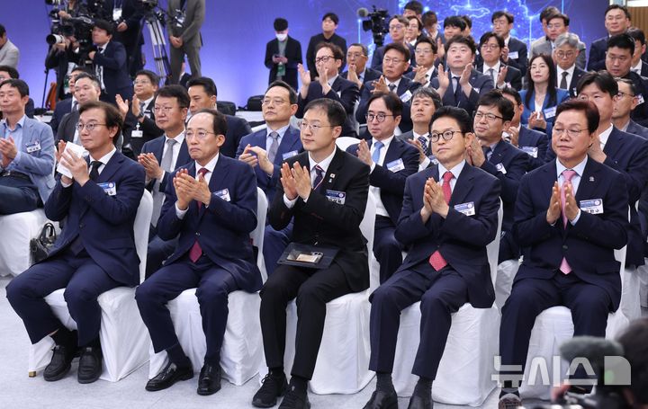 [진주=뉴시스] 조성봉 기자 = 전재수(왼쪽부터) 부산시장, 추경호 대구시장, 김상욱 울산시장, 이철우 경북지사, 박완수 경남도지사가 3일 경남 진주에서 열린 영남권 첨단산업 발전비전 국민보고회에서 박수를 치고 있다. 2026.07.03. suncho21@newsis.com