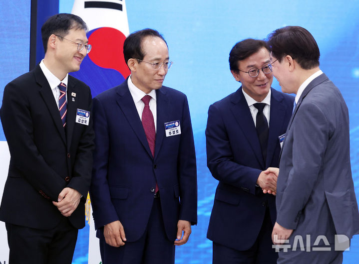[진주=뉴시스] 조성봉 기자 = 이재명 대통령이 3일 경남 진주에서 열린 영남권 첨단산업 육성을 위한 투자양해각서 체결식에서 전재수 부산시장과 악수하고 있다. 왼쪽부터 김상욱 울산시장, 추경호 대구시장, 전 부산시장, 이 대통령. 2026.07.03. suncho21@newsis.com