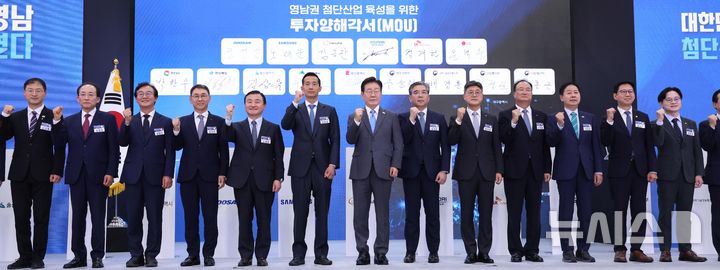 [진주=뉴시스] 조성봉 기자 = 이재명 대통령이 3일 경남 진주에서 열린 영남권 첨단산업 육성을 위한 투자양해각서 체결식에서 기념촬영 하고 있다. 2026.07.03. suncho21@newsis.com
