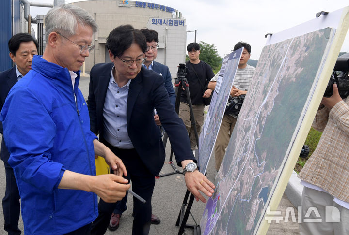 [전남광주=뉴시스] 민형배 전남광주통합특별시장, 반도체 공장 후보지 점검. (사진=전남광주특별시청 제공) 2026.07.03. photo@newsis.com *재판매 및 DB 금지