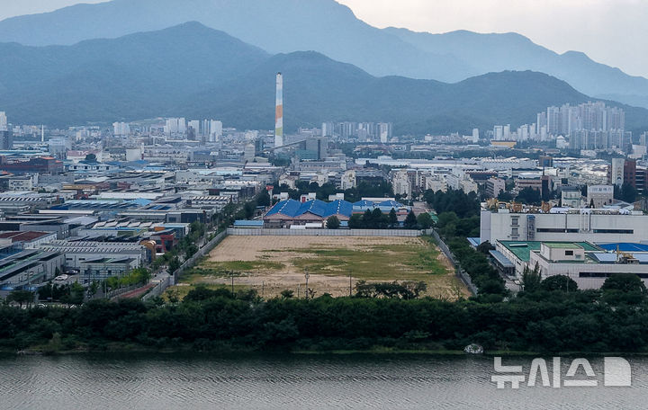 [구미=뉴시스] 이무열 기자 = 노태문 삼성전자 대표가 3일 진주에서 열린 ‘영남권 첨단산업 발전비전 국민보고회’에서 삼성SDS의 구미 투자를 공식 발표했다. 삼성전자와 삼성SDS는 구미에 휴머노이드 양산 체계와 AI 데이터센터를 구축해 로봇 자동화 산업의 거점으로 육성할 계획이다. 사진은 3일 경북 구미시 상공에서 바라본 구미국가산업단지 일대 모습. 2026.07.03. lmy@newsis.com